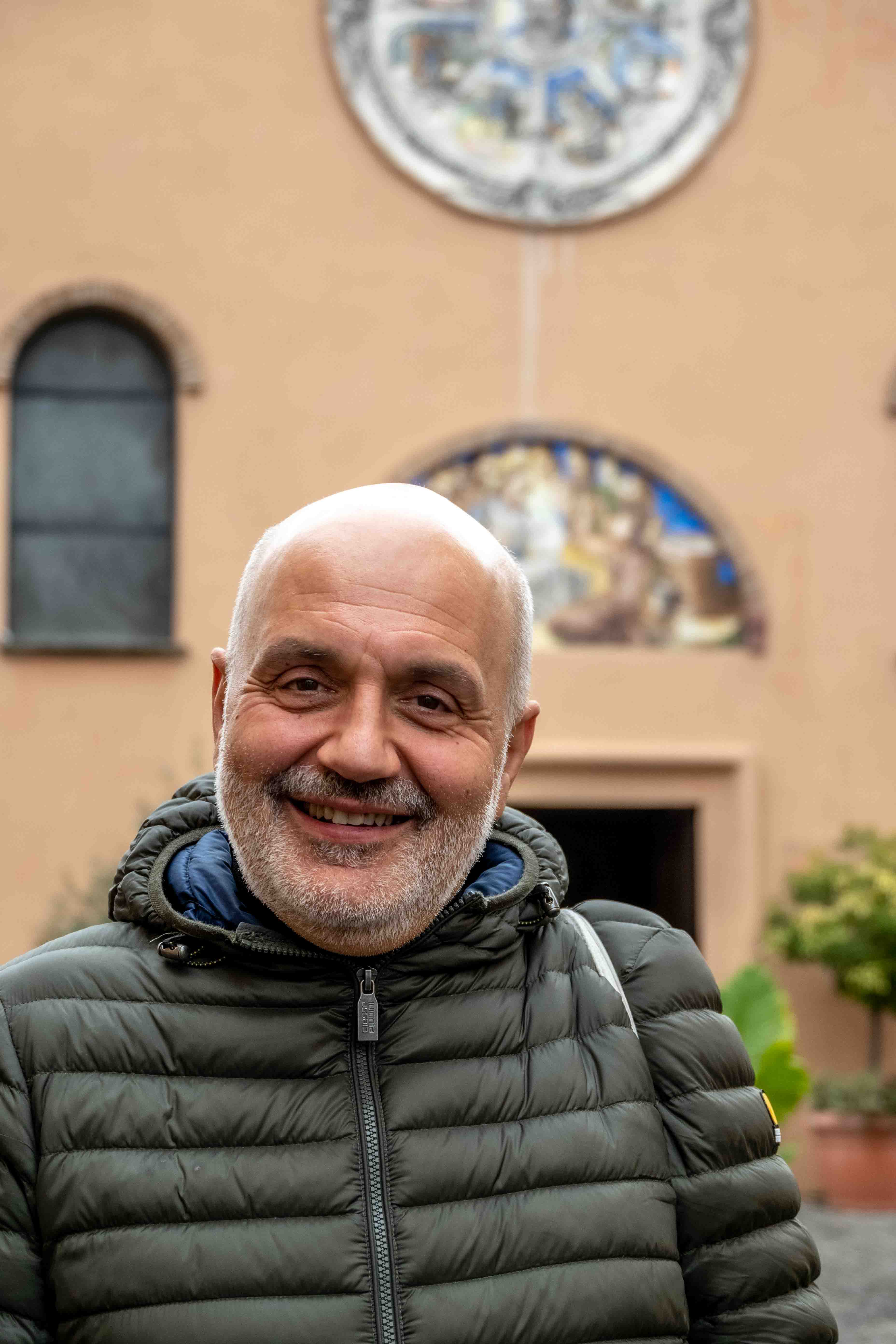 Un homme chauve devant une église à Rome